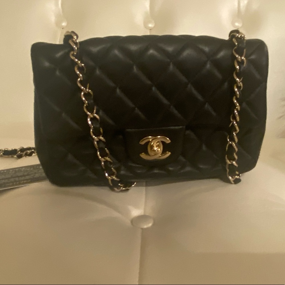 CHANEL Crossbag bag (Authentic)